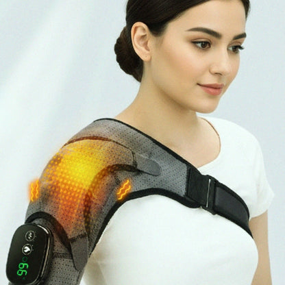 امرأة تستخدم جهاز تدليك الكتف في المنزل للاسترخاء بعد يوم طويل